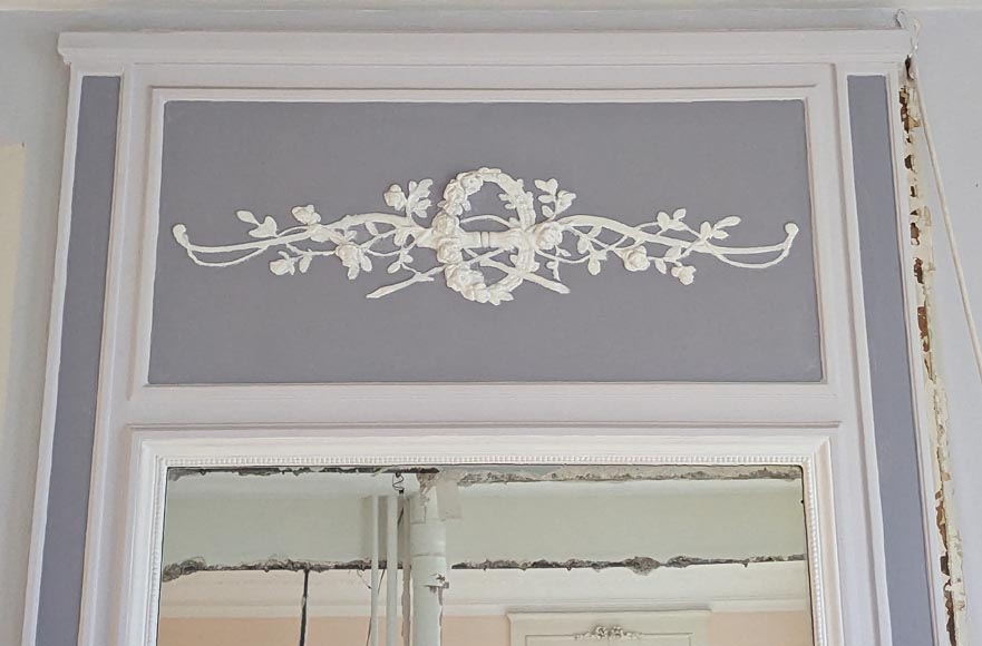 Trumeau de style Louis XVI orné d'un arc et de couronnes de fleurs Trumeau de style Louis XVI orné d'un arc et de couronnes de fleurs-1