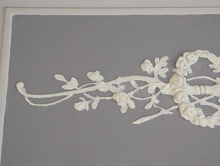 Trumeau de style Louis XVI orné d'un arc et de couronnes de fleurs Trumeau de style Louis XVI orné d'un arc et de couronnes de fleurs-2