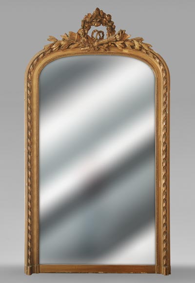 Trumeau doré de style Louis XVI à sommet arrondi décoré d'une couronne de fleurs ajourée Trumeau doré de style Louis XVI à sommet arrondi décoré d'une couronne de fleurs ajourée-0