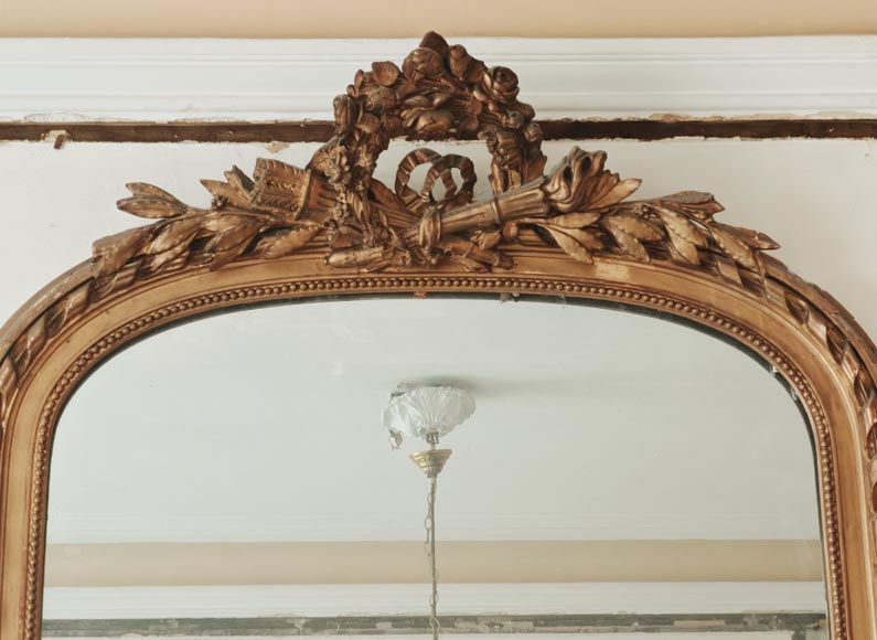 Trumeau doré de style Louis XVI à sommet arrondi décoré d'une couronne de fleurs ajourée Trumeau doré de style Louis XVI à sommet arrondi décoré d'une couronne de fleurs ajourée-1