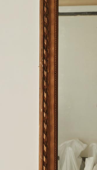 Trumeau doré de style Louis XVI à sommet arrondi décoré d'une couronne de fleurs ajourée Trumeau doré de style Louis XVI à sommet arrondi décoré d'une couronne de fleurs ajourée-3