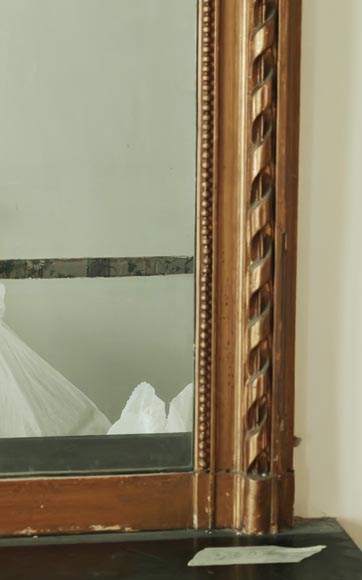 Trumeau doré de style Louis XVI à sommet arrondi décoré d'une couronne de fleurs ajourée Trumeau doré de style Louis XVI à sommet arrondi décoré d'une couronne de fleurs ajourée-4