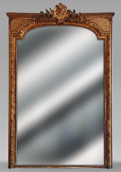 Grand trumeau doré de style Régence orné d'une coquille ajourée Grand trumeau doré de style Régence orné d'une coquille ajourée-0