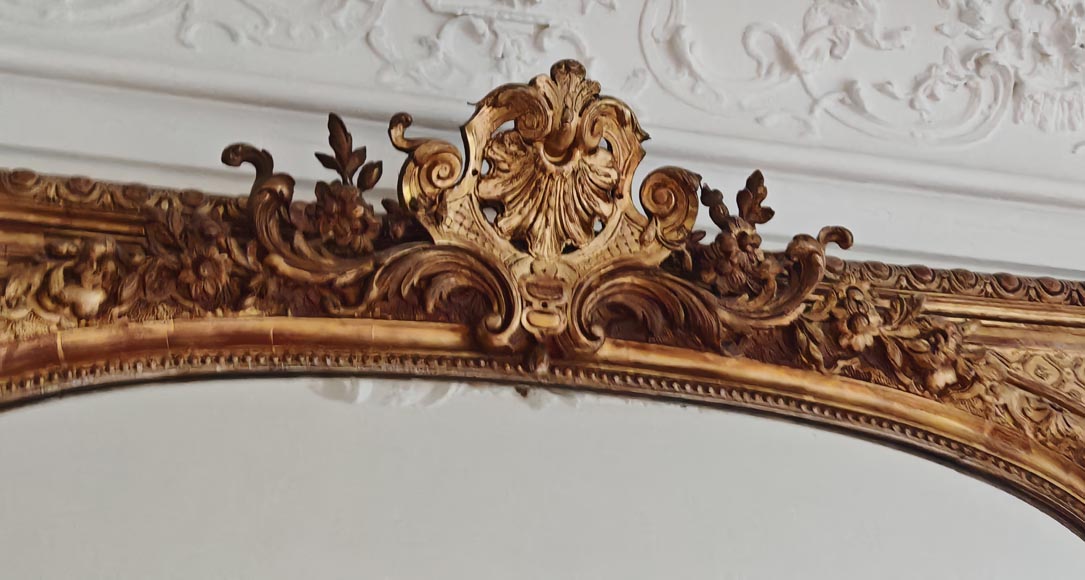 Grand trumeau doré de style Régence orné d'une coquille ajourée Grand trumeau doré de style Régence orné d'une coquille ajourée-2