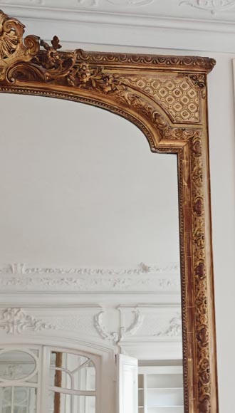 Grand trumeau doré de style Régence orné d'une coquille ajourée Grand trumeau doré de style Régence orné d'une coquille ajourée-3