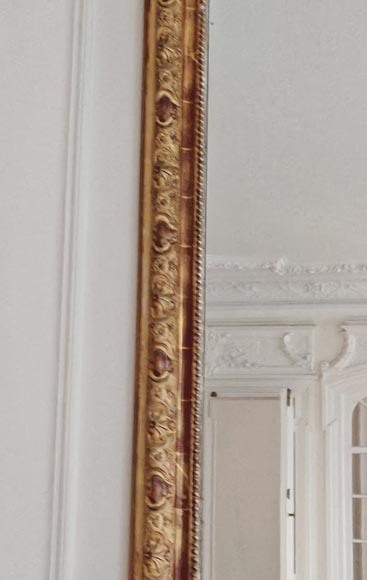 Grand trumeau doré de style Régence orné d'une coquille ajourée Grand trumeau doré de style Régence orné d'une coquille ajourée-5