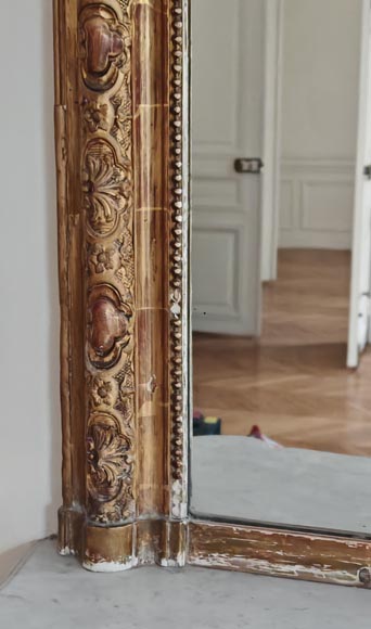 Grand trumeau doré de style Régence orné d'une coquille ajourée Grand trumeau doré de style Régence orné d'une coquille ajourée-7