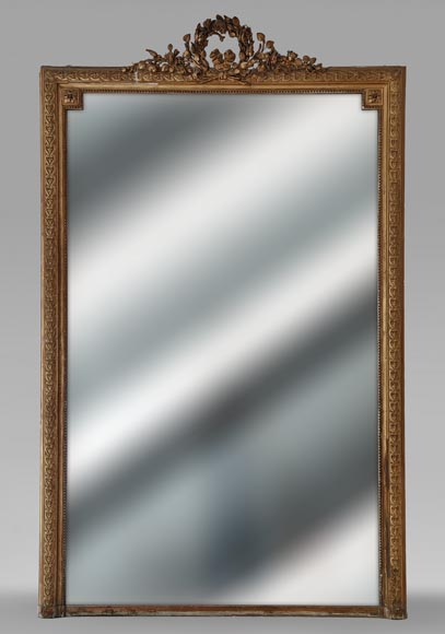 Trumeau doré de style Louis XVI orné d'une couronne de fleurs Trumeau doré de style Louis XVI orné d'une couronne de fleurs-0