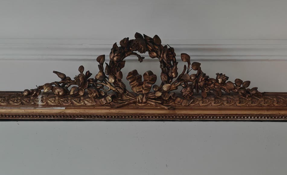 Trumeau doré de style Louis XVI orné d'une couronne de fleurs Trumeau doré de style Louis XVI orné d'une couronne de fleurs-1