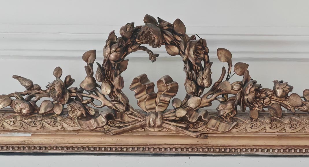 Trumeau doré de style Louis XVI orné d'une couronne de fleurs Trumeau doré de style Louis XVI orné d'une couronne de fleurs-2