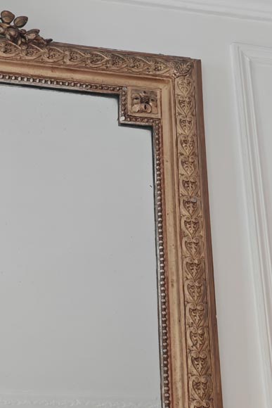 Trumeau doré de style Louis XVI orné d'une couronne de fleurs Trumeau doré de style Louis XVI orné d'une couronne de fleurs-3