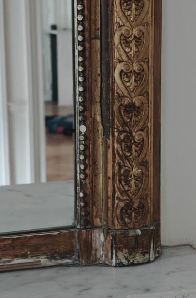 Trumeau doré de style Louis XVI orné d'une couronne de fleurs Trumeau doré de style Louis XVI orné d'une couronne de fleurs-5