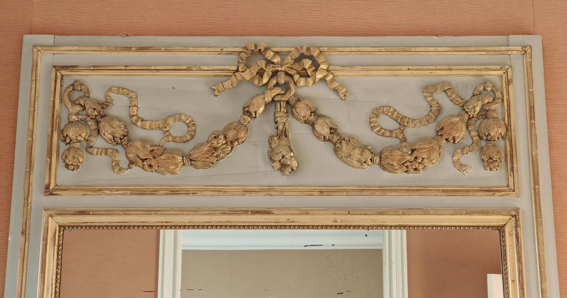 Trumeau doré d'époque Louis XVI ornée d'une guirlande de fleurs Trumeau doré d'époque Louis XVI ornée d'une guirlande de fleurs-1