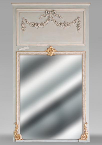 Trumeau de style Napoléon III en bois orné d'une guirlande de fleurs Trumeau de style Napoléon III en bois orné d'une guirlande de fleurs-0