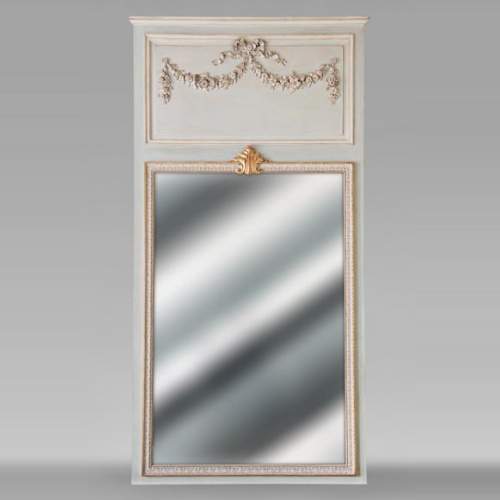 Miroir de style Napoléon III en bois sculpté décoré d'une guirlande de fleurs