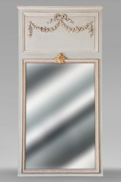 Miroir de style Napoléon III en bois sculpté décoré d'une guirlande de fleurs Miroir de style Napoléon III en bois sculpté décoré d'une guirlande de fleurs-0
