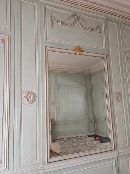 Miroir de style Napoléon III en bois sculpté décoré d'une guirlande de fleurs Miroir de style Napoléon III en bois sculpté décoré d'une guirlande de fleurs-1