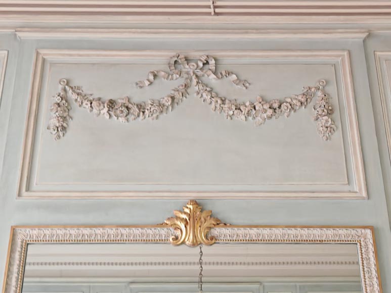 Miroir de style Napoléon III en bois sculpté décoré d'une guirlande de fleurs Miroir de style Napoléon III en bois sculpté décoré d'une guirlande de fleurs-2