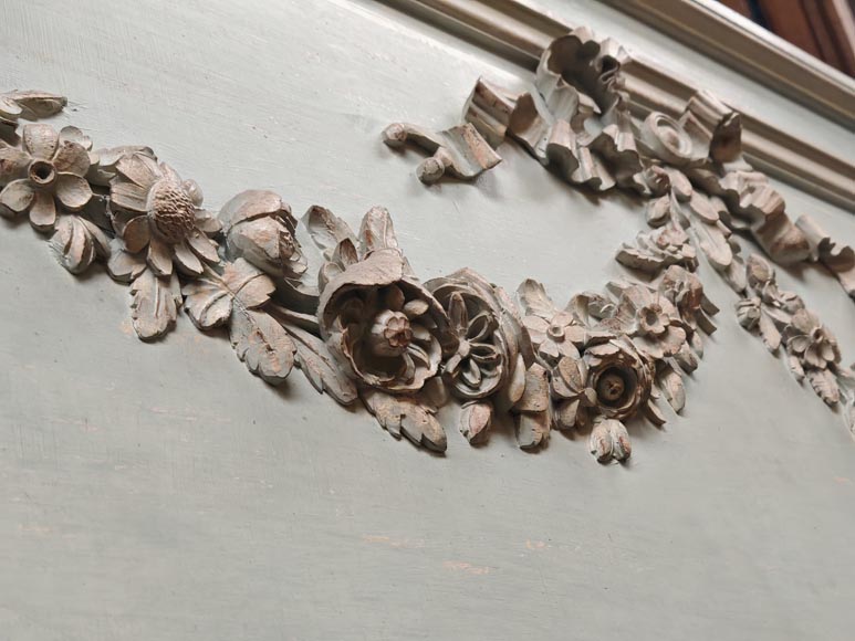 Miroir de style Napoléon III en bois sculpté décoré d'une guirlande de fleurs Miroir de style Napoléon III en bois sculpté décoré d'une guirlande de fleurs-4