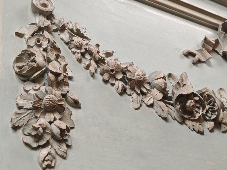 Miroir de style Napoléon III en bois sculpté décoré d'une guirlande de fleurs Miroir de style Napoléon III en bois sculpté décoré d'une guirlande de fleurs-5