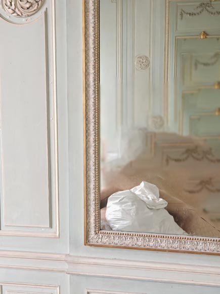 Miroir de style Napoléon III en bois sculpté décoré d'une guirlande de fleurs Miroir de style Napoléon III en bois sculpté décoré d'une guirlande de fleurs-8