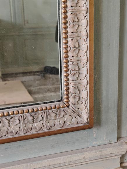 Miroir de style Napoléon III en bois sculpté décoré d'une guirlande de fleurs Miroir de style Napoléon III en bois sculpté décoré d'une guirlande de fleurs-9