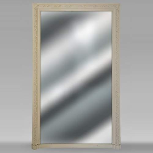 Trumeau de style Louis XVI décoré d'une frise de feuilles d'acanthe enroulées