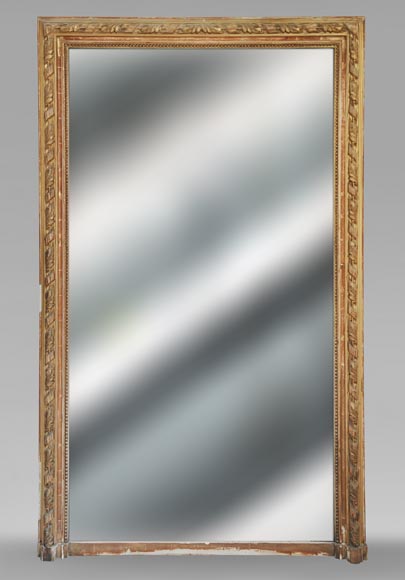 Trumeau doré de style Louis XVI aux motifs de feuille d'acanthe enroulés Trumeau doré de style Louis XVI aux motifs de feuille d'acanthe enroulés-0