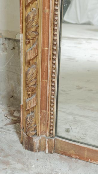 Trumeau doré de style Louis XVI aux motifs de feuille d'acanthe enroulés Trumeau doré de style Louis XVI aux motifs de feuille d'acanthe enroulés-3