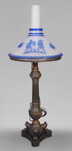 Lampe d'époque Napoléon III à l'abat-jour en verre gravé de style néo-grec Lampe d'époque Napoléon III à l'abat-jour en verre gravé de style néo-grec-0