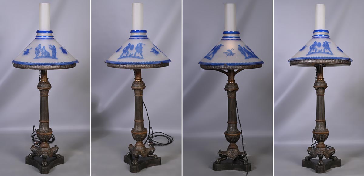 Lampe d'époque Napoléon III à l'abat-jour en verre gravé de style néo-grec Lampe d'époque Napoléon III à l'abat-jour en verre gravé de style néo-grec-1