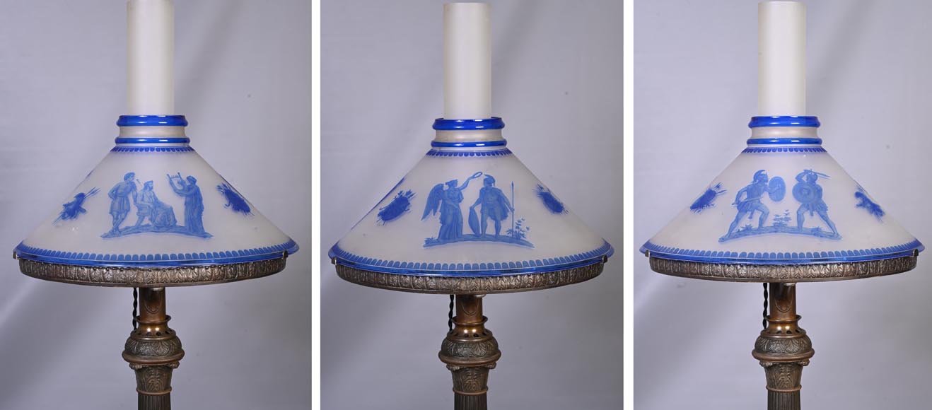 Lampe d'époque Napoléon III à l'abat-jour en verre gravé de style néo-grec Lampe d'époque Napoléon III à l'abat-jour en verre gravé de style néo-grec-3