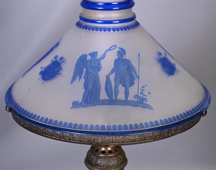 Lampe d'époque Napoléon III à l'abat-jour en verre gravé de style néo-grec Lampe d'époque Napoléon III à l'abat-jour en verre gravé de style néo-grec-4