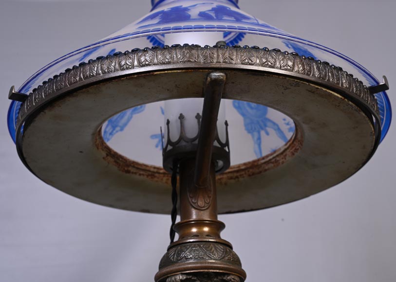 Lampe d'époque Napoléon III à l'abat-jour en verre gravé de style néo-grec Lampe d'époque Napoléon III à l'abat-jour en verre gravé de style néo-grec-6