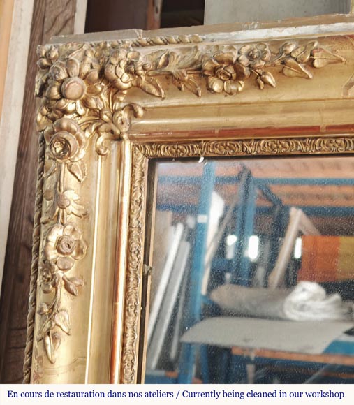 Trumeau doré d'époque Louis Philippe décoré de fleurs.  Trumeau doré d'époque Louis Philippe décoré de fleurs.-2