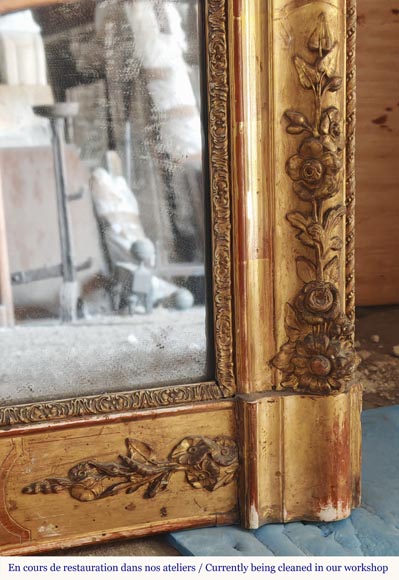 Trumeau doré d'époque Louis Philippe décoré de fleurs.  Trumeau doré d'époque Louis Philippe décoré de fleurs.-5