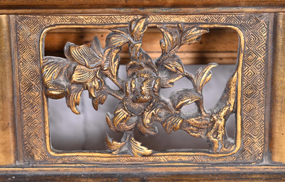 Maison MARNYHAC (attrib.) – Miroir en bronze doré ajouré, décor de style vietnamien Maison MARNYHAC (attrib.) – Miroir en bronze doré ajouré, décor de style vietnamien-7