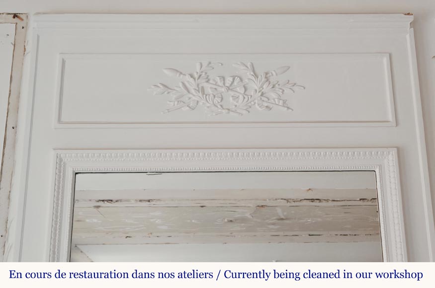 Trumeau de style Louis XVI décoré d'une couronne de laurier Trumeau de style Louis XVI décoré d'une couronne de laurier-1