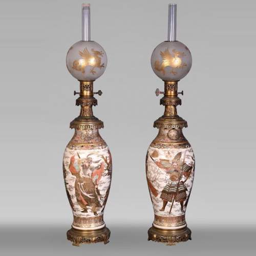 Paire de Lampes à Huile en Faïence de Satsuma et Globes en Opaline de Baccarat – Seconde Moitié du XIXe Siècle