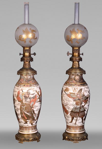 Paire de Lampes à Huile en Faïence de Satsuma et Globes en Opaline de Baccarat – Seconde Moitié du XIXe Siècle Paire de Lampes à Huile en Faïence de Satsuma et Globes en Opaline de Baccarat – Seconde Moitié du XIXe Siècle-0