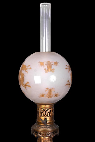 Paire de Lampes à Huile en Faïence de Satsuma et Globes en Opaline de Baccarat – Seconde Moitié du XIXe Siècle Paire de Lampes à Huile en Faïence de Satsuma et Globes en Opaline de Baccarat – Seconde Moitié du XIXe Siècle-2