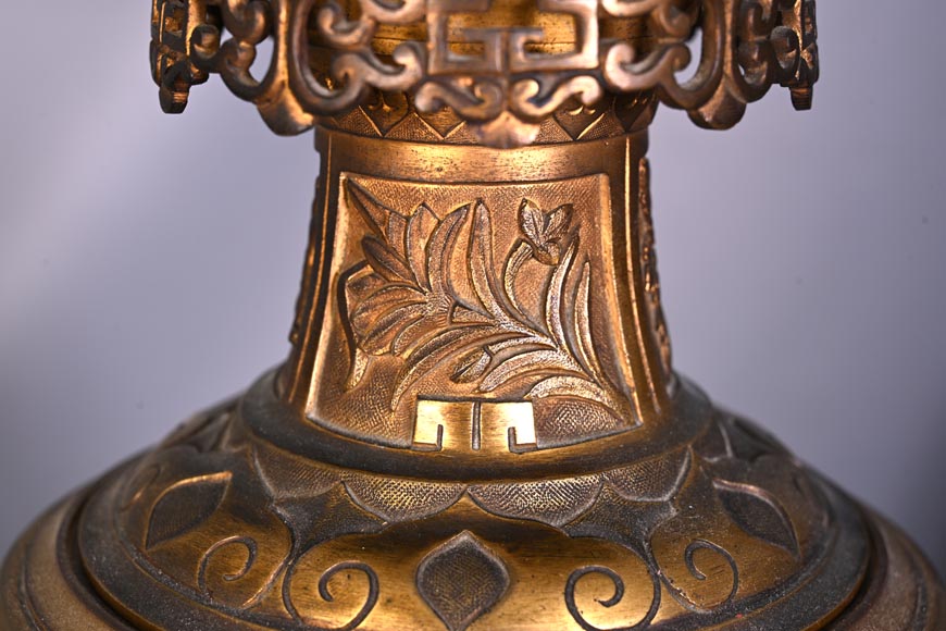 Paire de Lampes à Huile en Faïence de Satsuma et Globes en Opaline de Baccarat – Seconde Moitié du XIXe Siècle Paire de Lampes à Huile en Faïence de Satsuma et Globes en Opaline de Baccarat – Seconde Moitié du XIXe Siècle-3