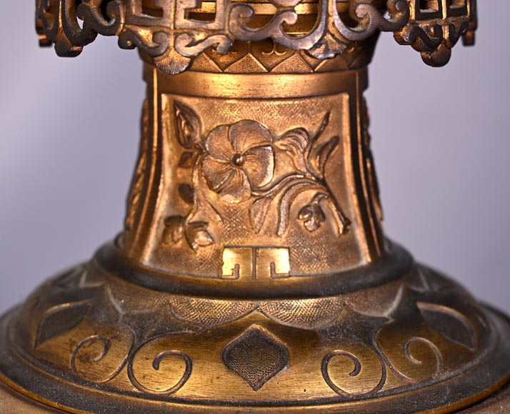 Paire de Lampes à Huile en Faïence de Satsuma et Globes en Opaline de Baccarat – Seconde Moitié du XIXe Siècle Paire de Lampes à Huile en Faïence de Satsuma et Globes en Opaline de Baccarat – Seconde Moitié du XIXe Siècle-4