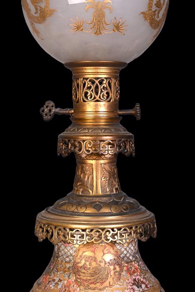 Paire de Lampes à Huile en Faïence de Satsuma et Globes en Opaline de Baccarat – Seconde Moitié du XIXe Siècle Paire de Lampes à Huile en Faïence de Satsuma et Globes en Opaline de Baccarat – Seconde Moitié du XIXe Siècle-6