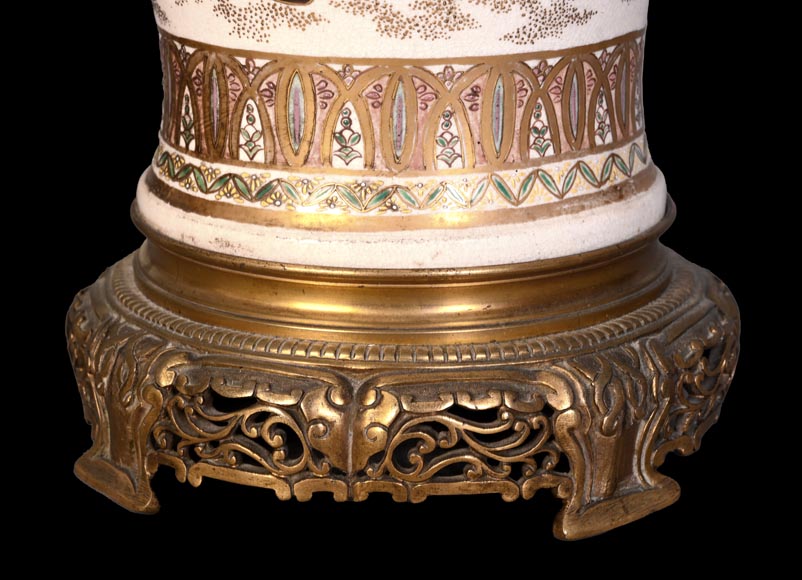 Paire de Lampes à Huile en Faïence de Satsuma et Globes en Opaline de Baccarat – Seconde Moitié du XIXe Siècle Paire de Lampes à Huile en Faïence de Satsuma et Globes en Opaline de Baccarat – Seconde Moitié du XIXe Siècle-15