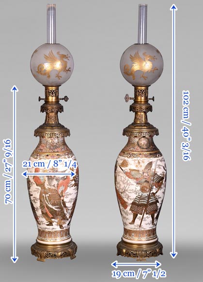 Paire de Lampes à Huile en Faïence de Satsuma et Globes en Opaline de Baccarat – Seconde Moitié du XIXe Siècle Paire de Lampes à Huile en Faïence de Satsuma et Globes en Opaline de Baccarat – Seconde Moitié du XIXe Siècle-16