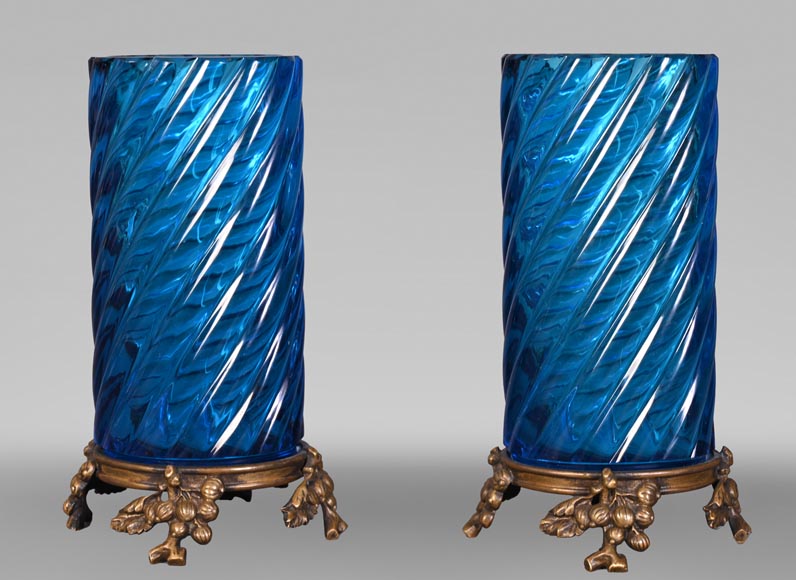 Paire de Vases en Cristal Bleu de BACCARAT Signés, à Monture en Bronze Doré – Fin du XIXe Siècle Paire de Vases en Cristal Bleu de BACCARAT Signés, à Monture en Bronze Doré – Fin du XIXe Siècle-0