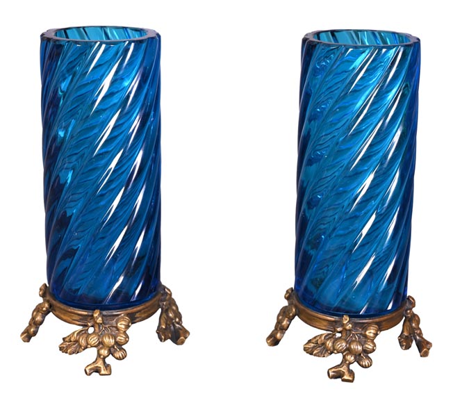 Paire de Vases en Cristal Bleu de BACCARAT Signés, à Monture en Bronze Doré – Fin du XIXe Siècle Paire de Vases en Cristal Bleu de BACCARAT Signés, à Monture en Bronze Doré – Fin du XIXe Siècle-1