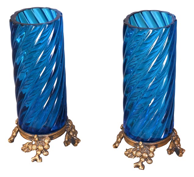 Paire de Vases en Cristal Bleu de BACCARAT Signés, à Monture en Bronze Doré – Fin du XIXe Siècle Paire de Vases en Cristal Bleu de BACCARAT Signés, à Monture en Bronze Doré – Fin du XIXe Siècle-2