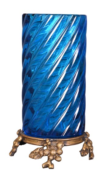 Paire de Vases en Cristal Bleu de BACCARAT Signés, à Monture en Bronze Doré – Fin du XIXe Siècle Paire de Vases en Cristal Bleu de BACCARAT Signés, à Monture en Bronze Doré – Fin du XIXe Siècle-3